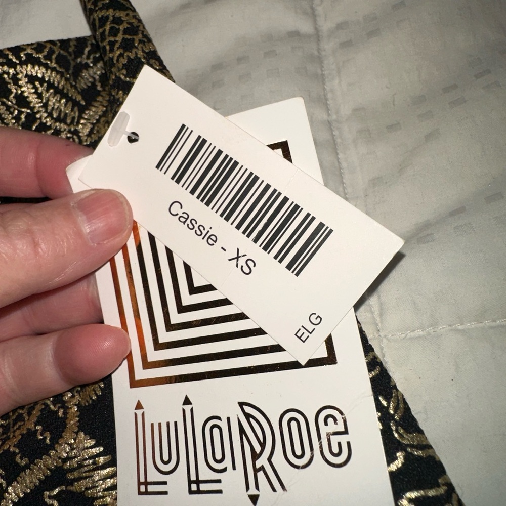 Lularoe‎ XS elegant black with gold roses Cassie pencil skirt.Embroidered look - Picture 3 of 7